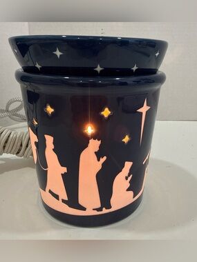 Retired Scentsy Silent Night Blue Nativity Large Wax Warmer Christmas & Bulb